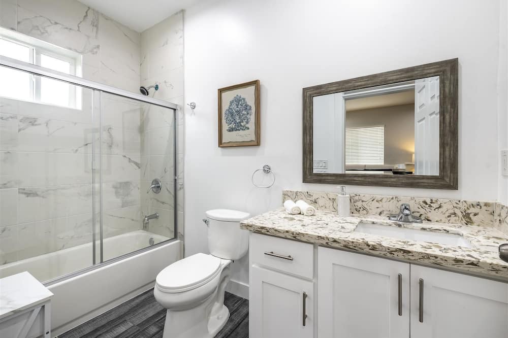 Photo of Bathroom in Pico-Union