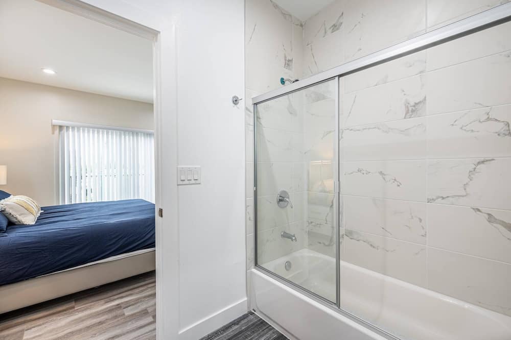 Photo of Bedroom in Pico-Union
