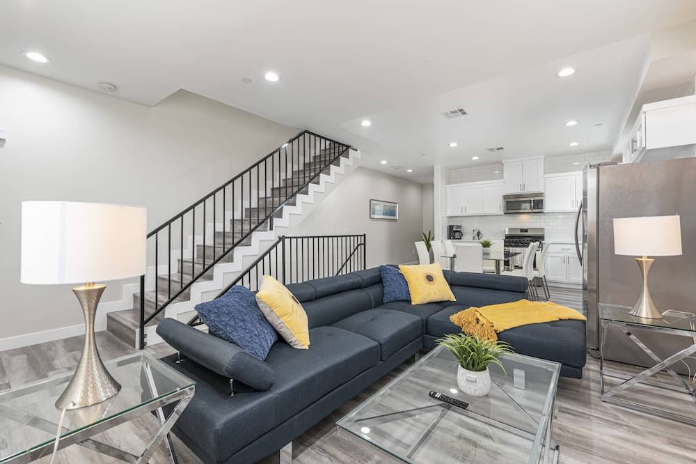 Photo of Livingroom in Pico-Union