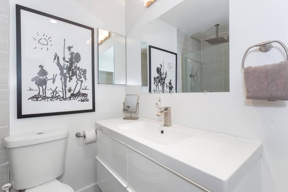 Photo of Bathroom in South Mission Beach