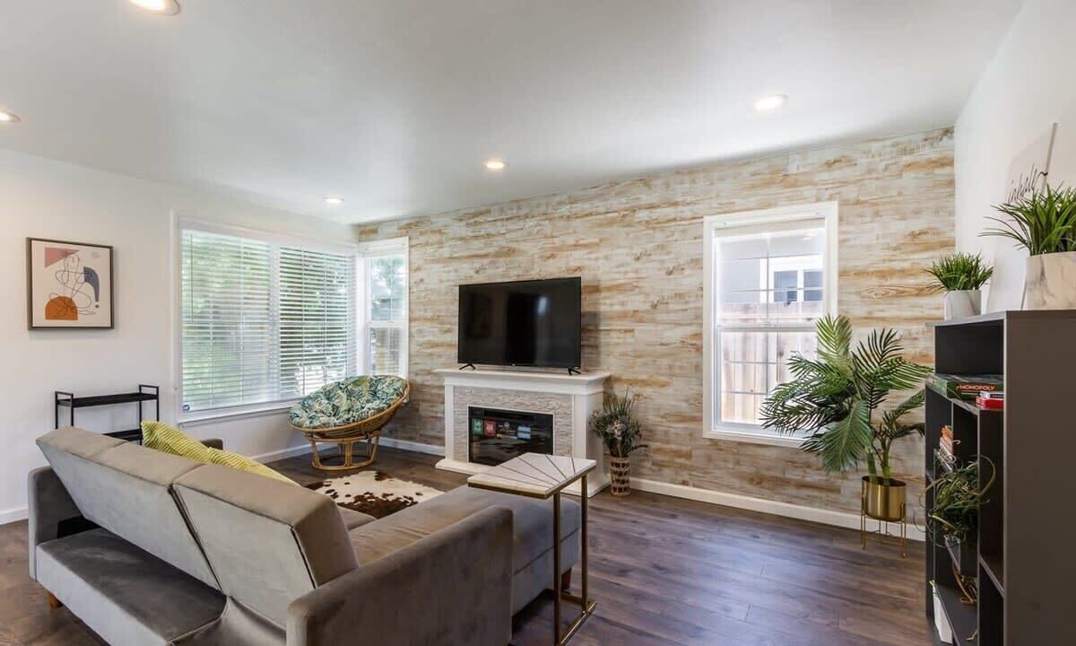 Photo of Livingroom in East Palo Alto