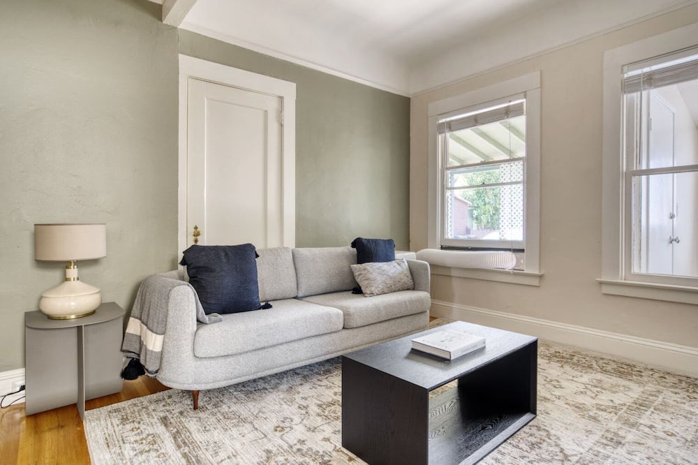 Photo of Livingroom in Burlingame