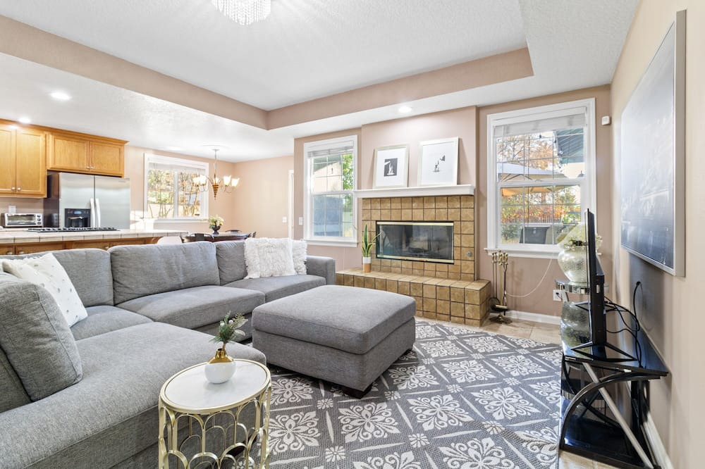 Photo of Livingroom in North Central