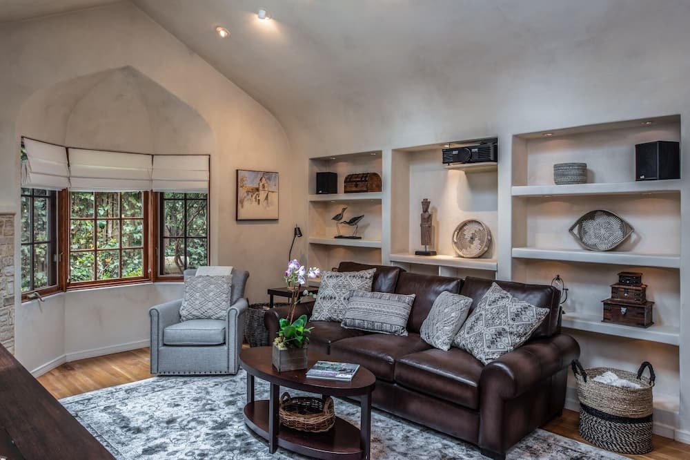Photo of Livingroom in Northwest Carmel