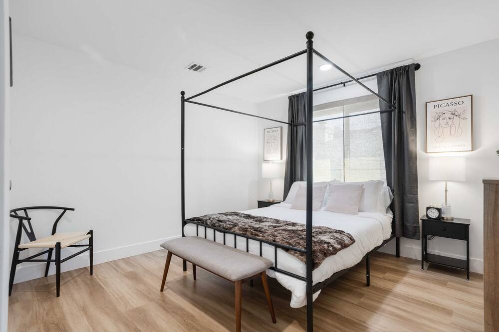 Photo of Bedroom in Sunland-Tujunga