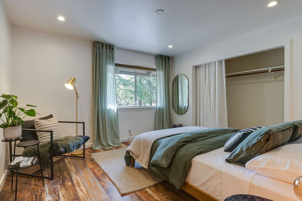 Photo of Bedroom in Groveland
