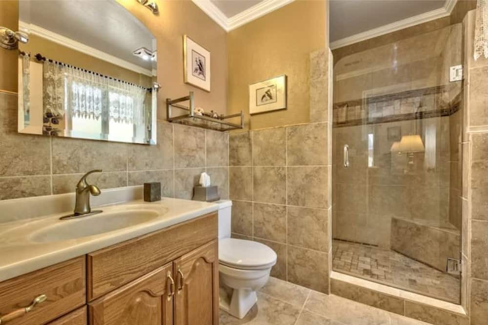 Photo of Bathroom in Pioneer Trail