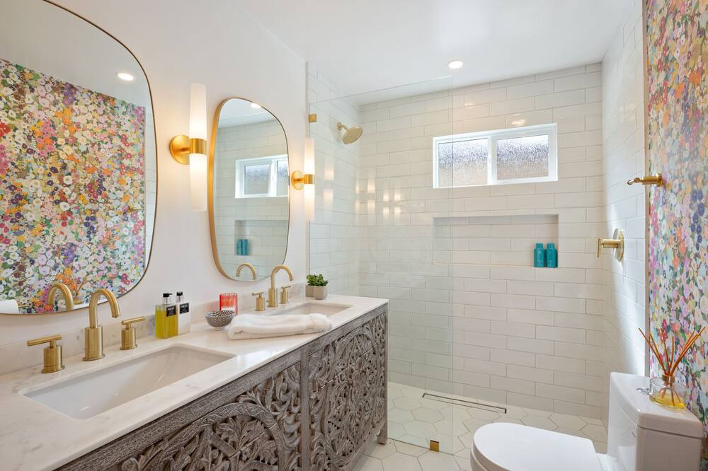 Photo of Bathroom in The Movie Colony