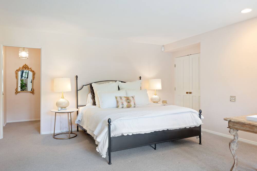 Photo of Bedroom in The Movie Colony