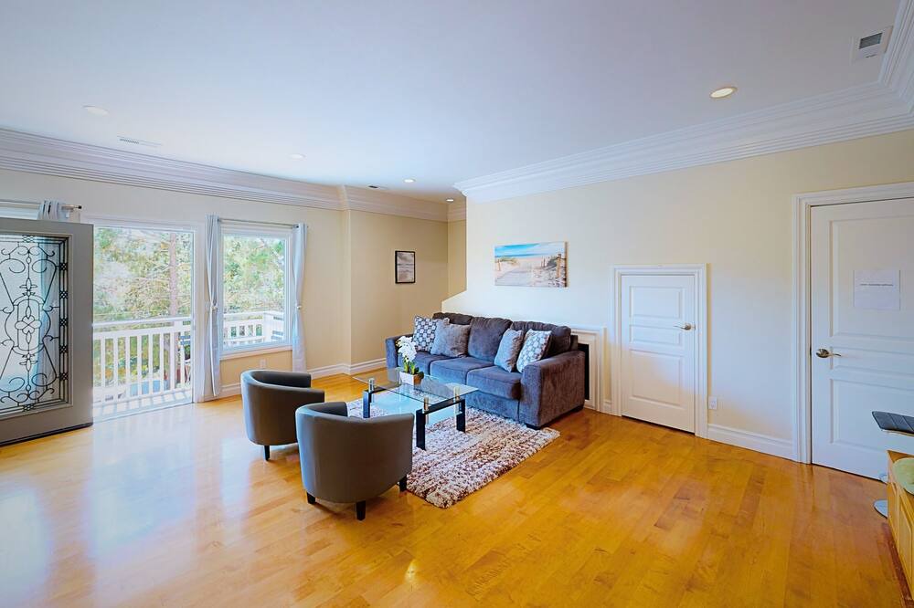 Photo of Livingroom in Belmont