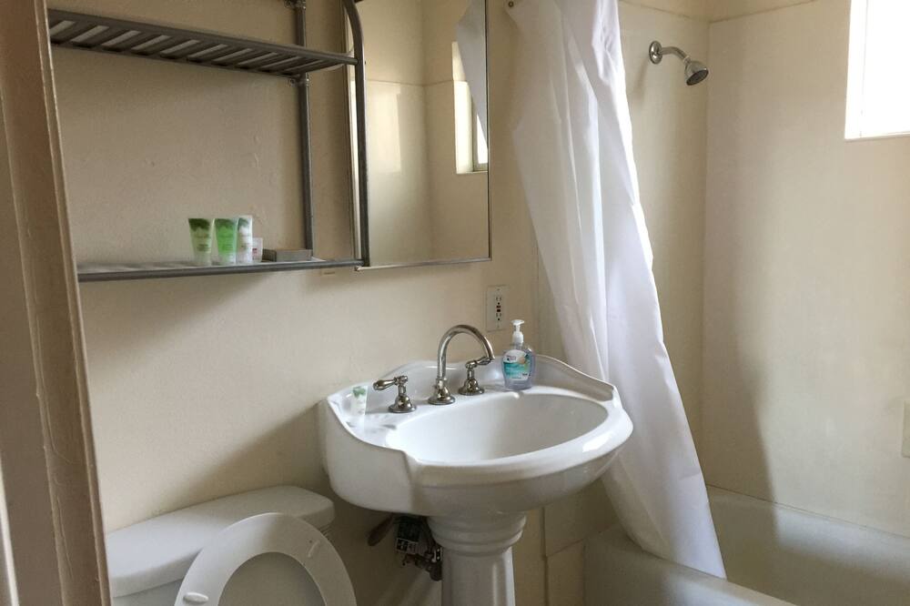 Photo of Bathroom in Piedmont Avenue