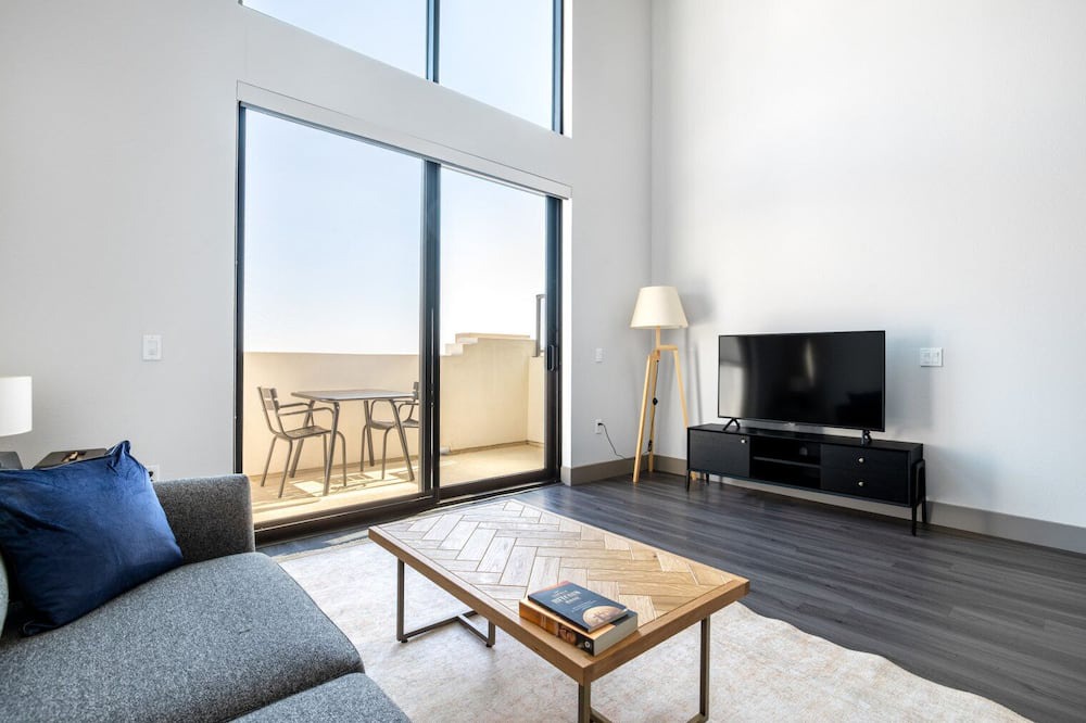 Photo of Livingroom in Mid-Wilshire
