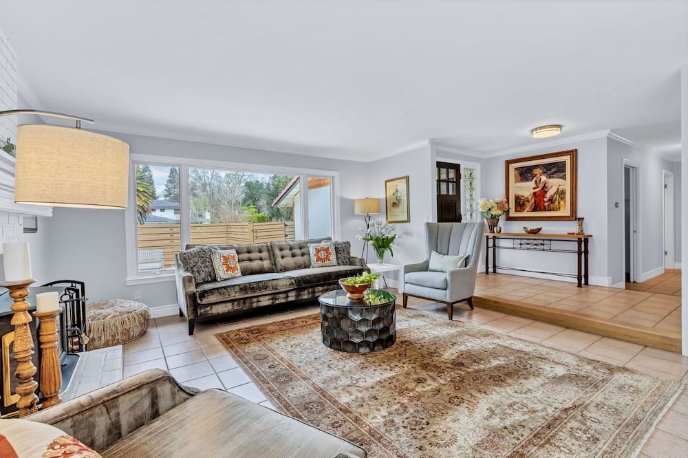 Photo of Livingroom in St. Helena