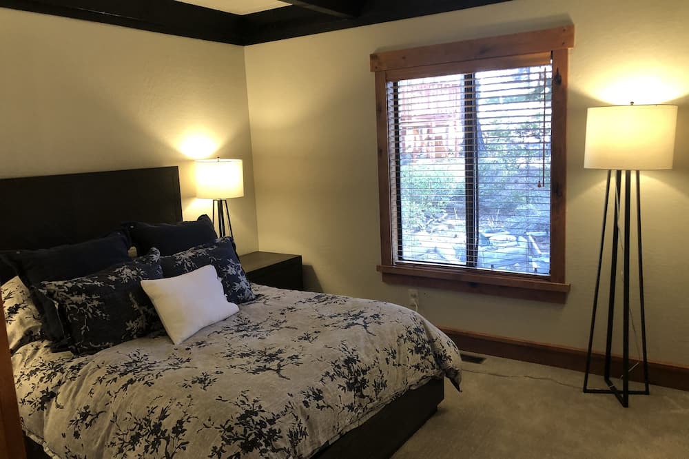 Photo of Bedroom in Lake Forest