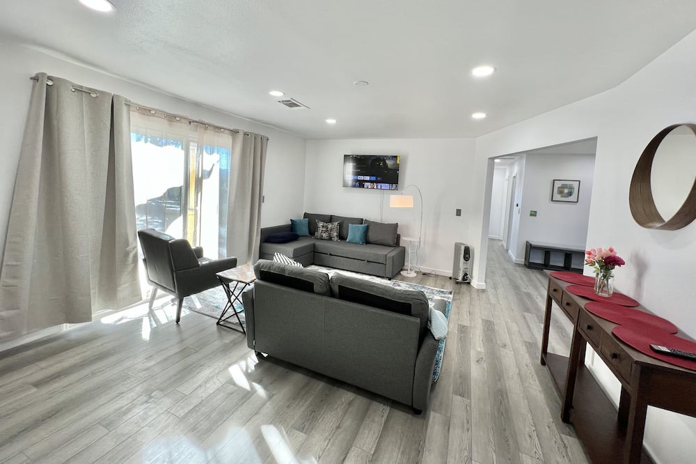 Photo of Livingroom in Thousand Oaks