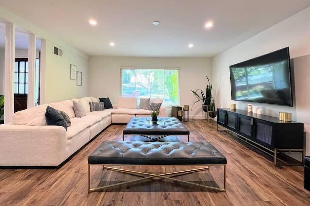 Photo of Livingroom in Canoga Park