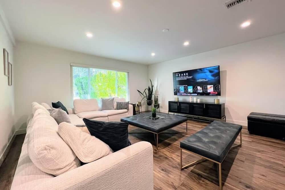 Photo of Livingroom in Canoga Park