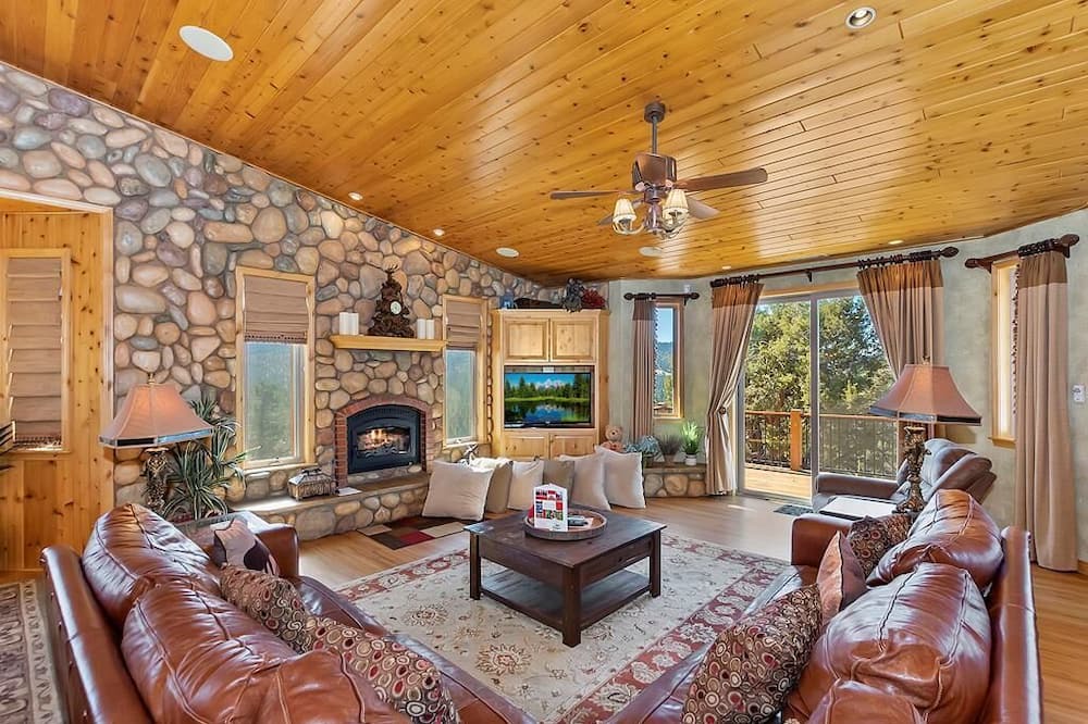 Photo of Livingroom in Castle Glen Estates