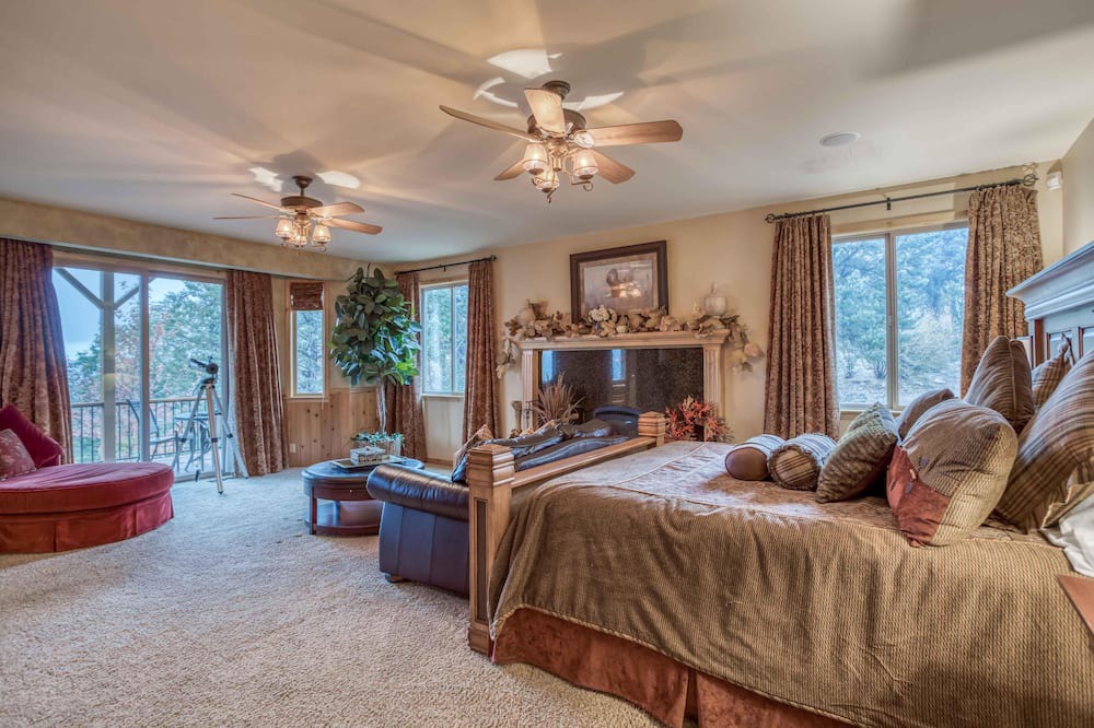 Photo of Livingroom in Castle Glen Estates