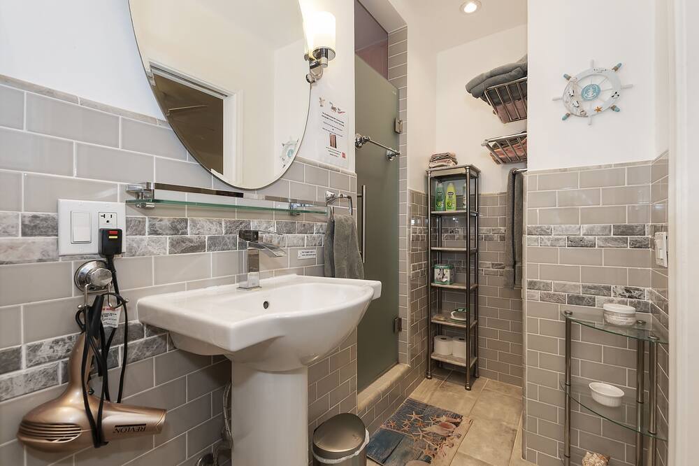 Photo of Bathroom in Santa Monica Canyon