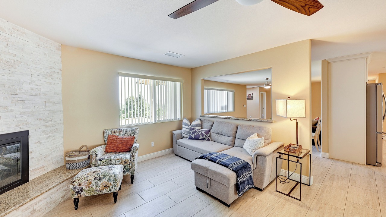 Photo of Livingroom in Lakeland Village