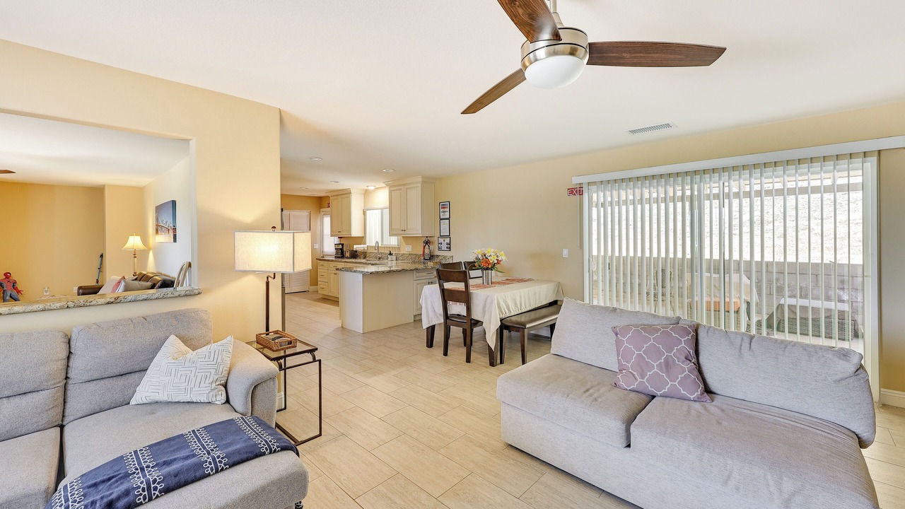 Photo of Livingroom in Lakeland Village