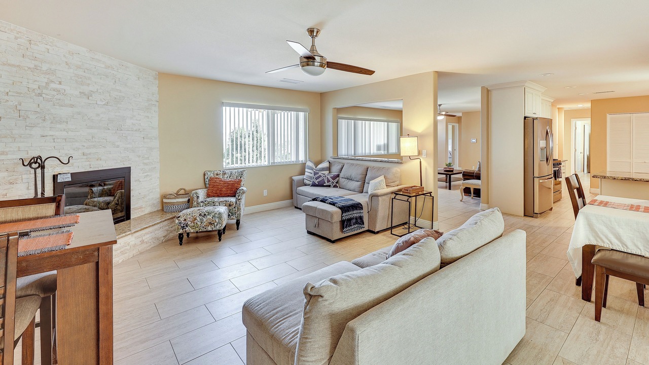 Photo of Livingroom in Lakeland Village