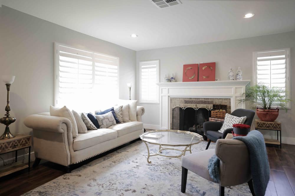 Photo of Livingroom in Wilshire