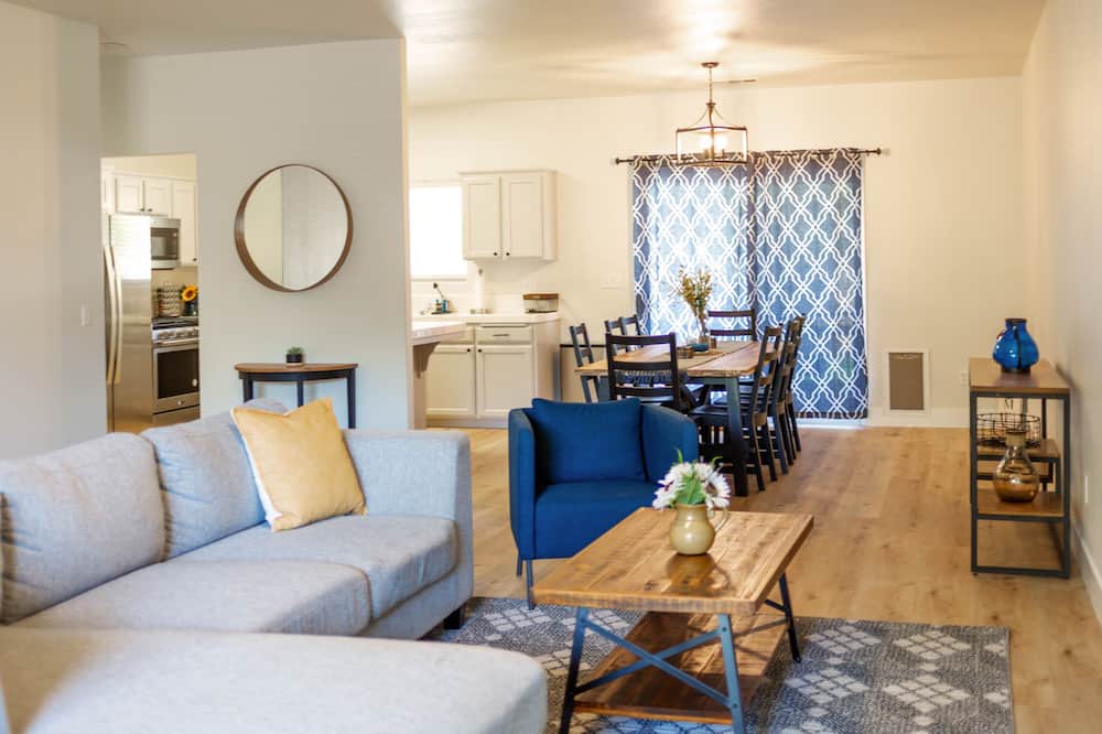 Photo of Livingroom in Exeter