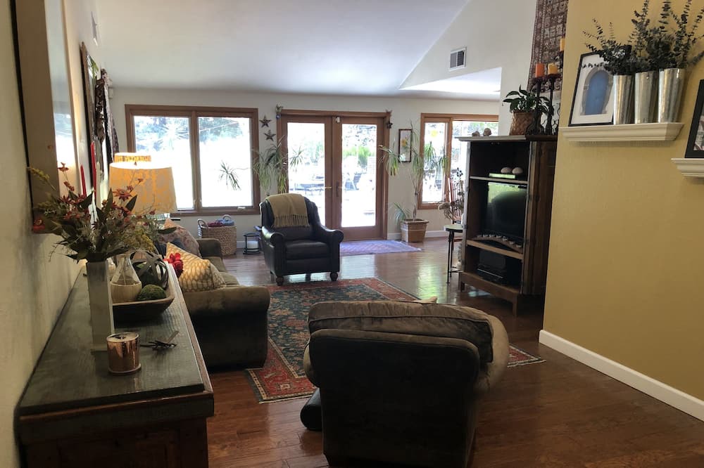 Photo of Livingroom in Benicia