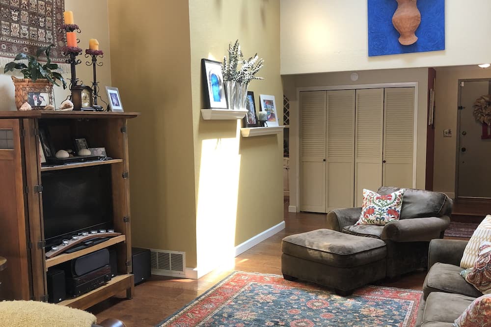 Photo of Livingroom in Benicia