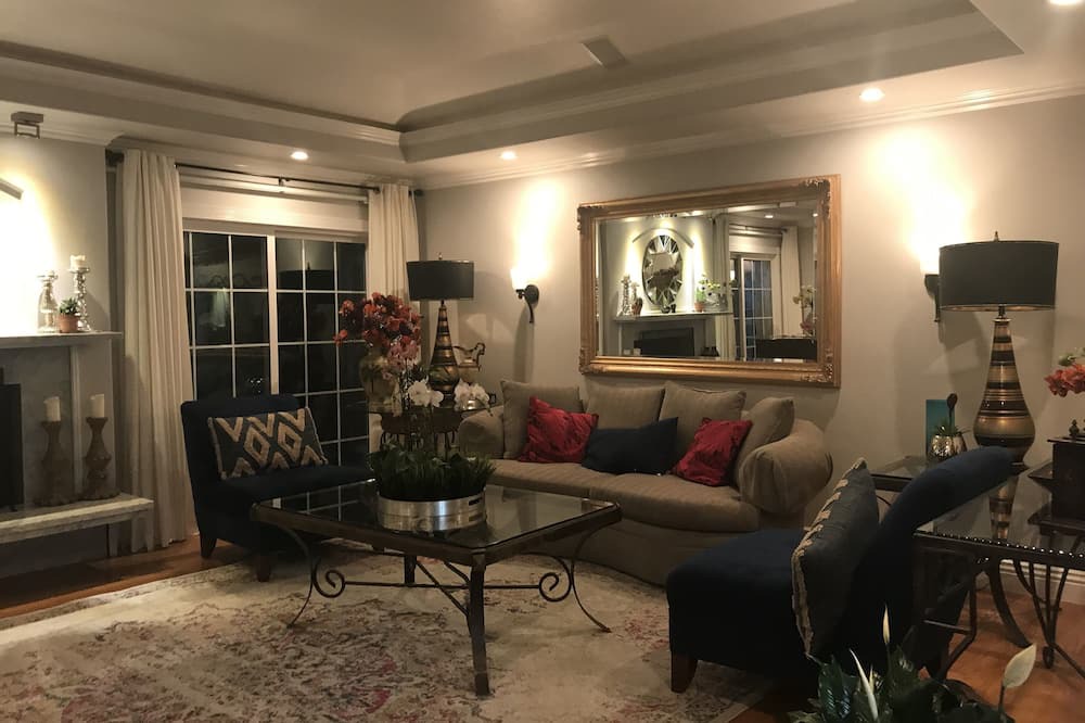 Photo of Livingroom in East Palo Alto