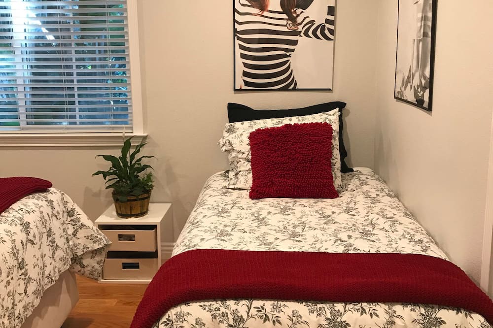 Photo of Bedroom in East Palo Alto