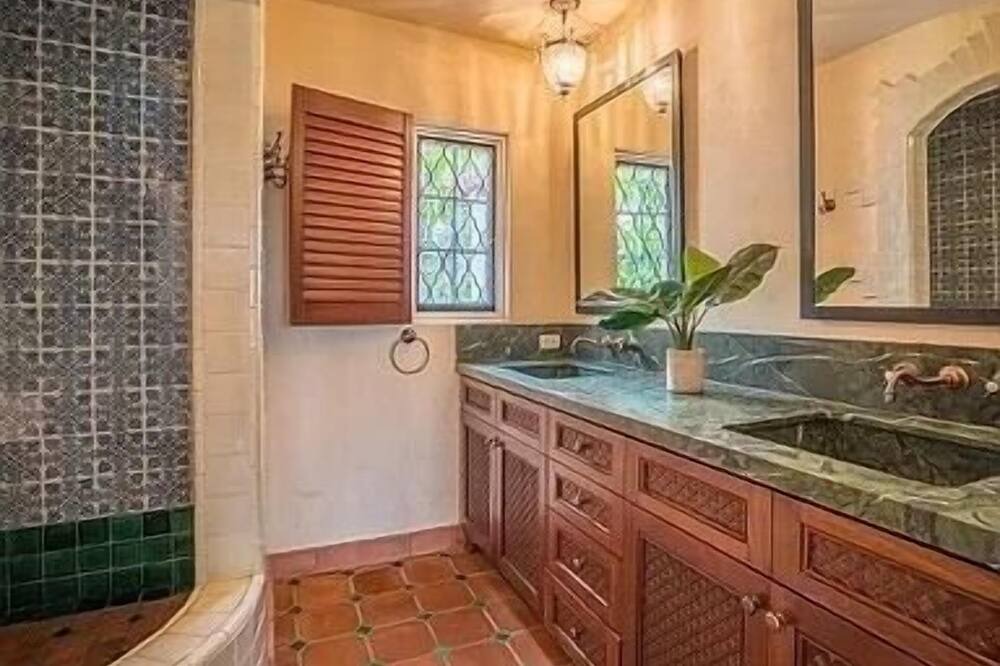 Photo of Bathroom in Sunset Cliffs
