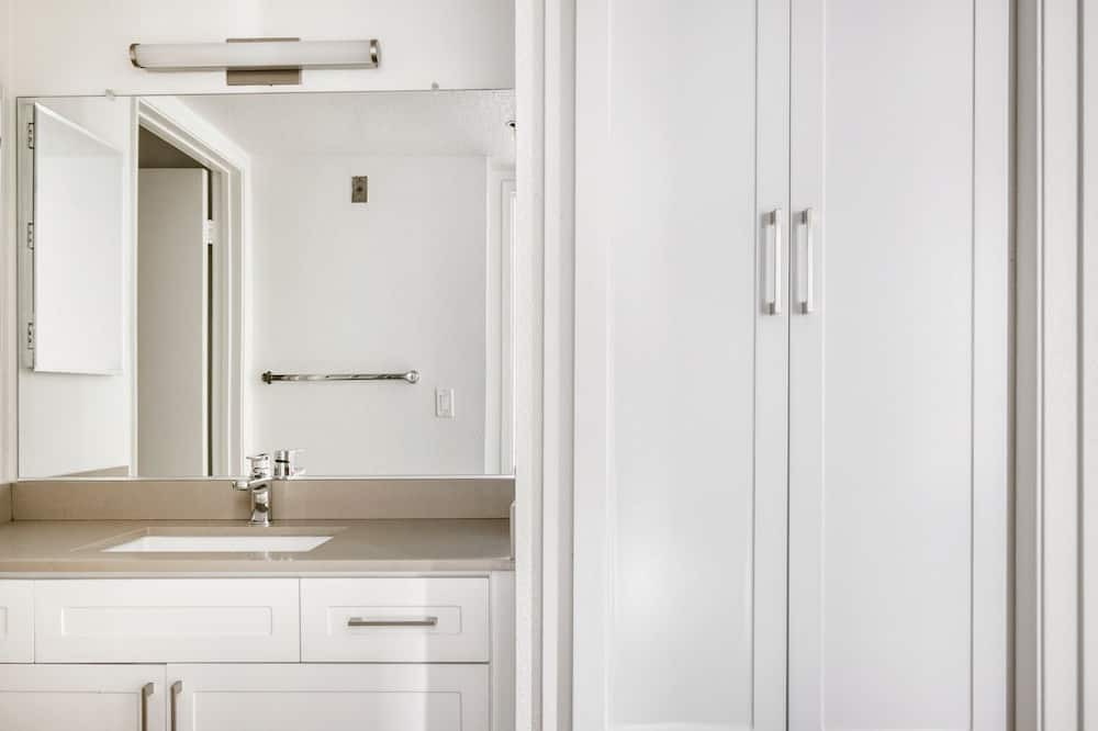 Photo of Bathroom in Los Feliz