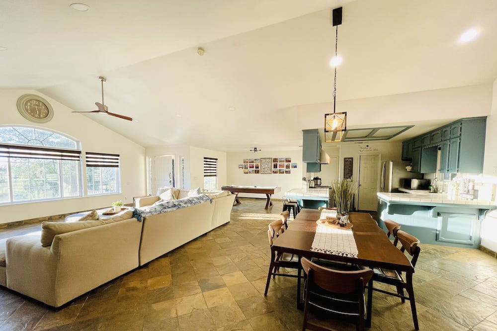 Photo of Livingroom in Oakhurst
