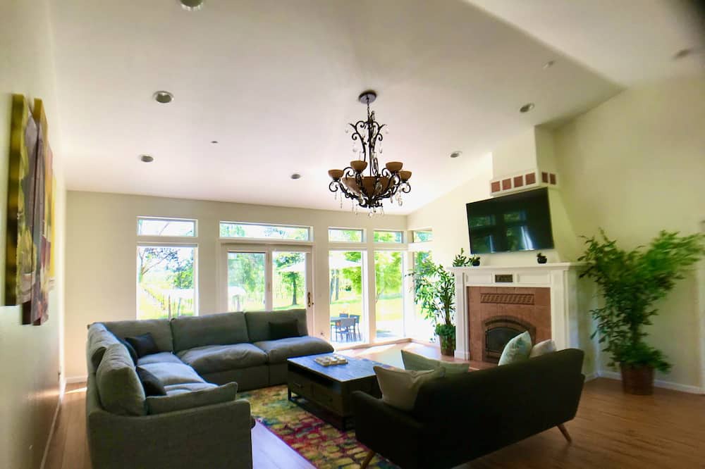 Photo of Livingroom in Victor