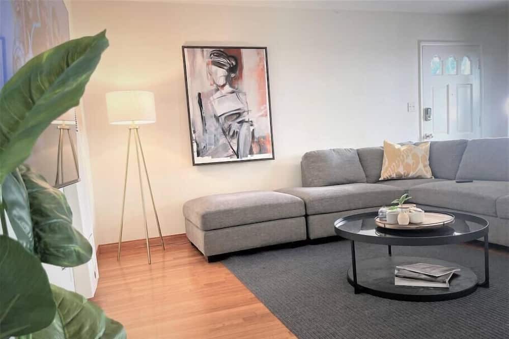 Photo of Livingroom in McLaughlin