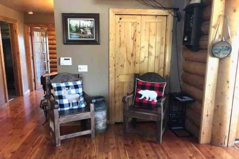 Photo of Livingroom in Shasta Lake