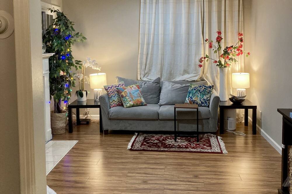 Photo of Livingroom in East Palo Alto