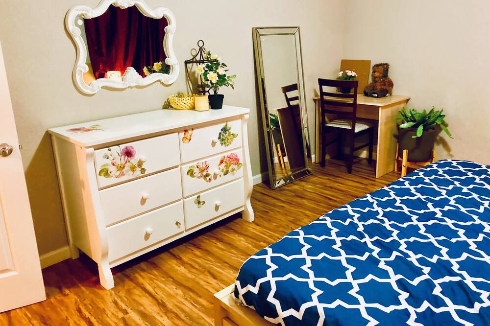 Photo of Bedroom in East Palo Alto