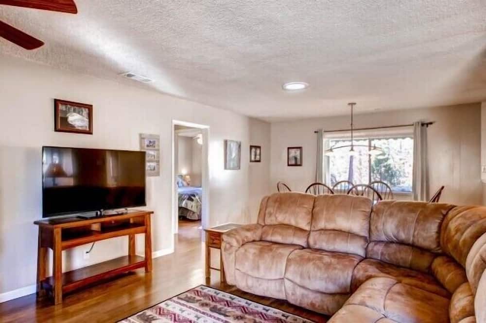 Photo of Livingroom in Oakhurst