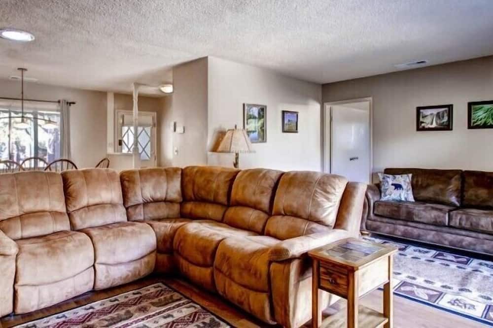 Photo of Livingroom in Oakhurst