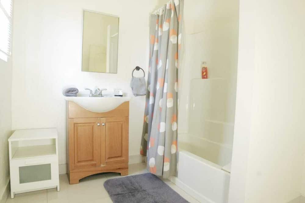 Photo of Bathroom in Pico-Union