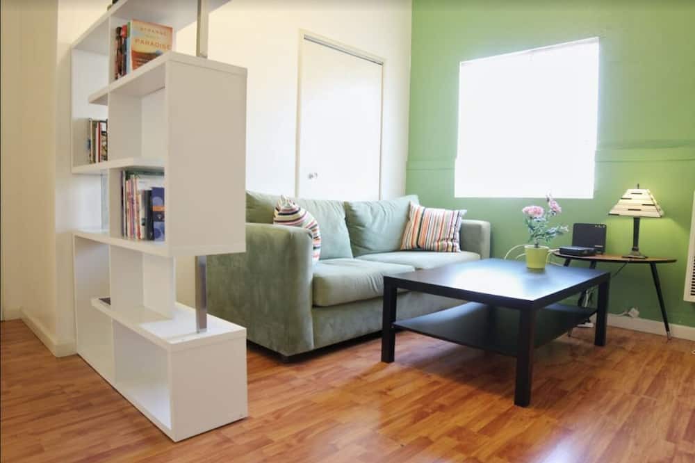 Photo of Livingroom in Pico-Union