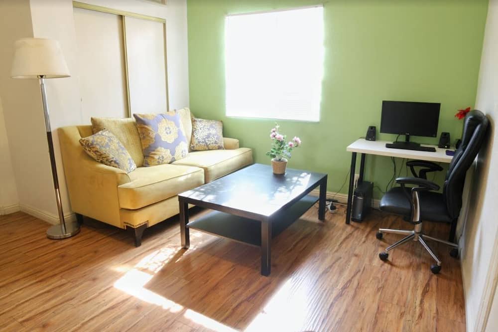 Photo of Livingroom in Pico-Union