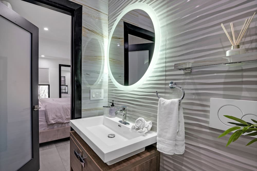 Photo of Bathroom in Greater Wilshire - Hancock Park