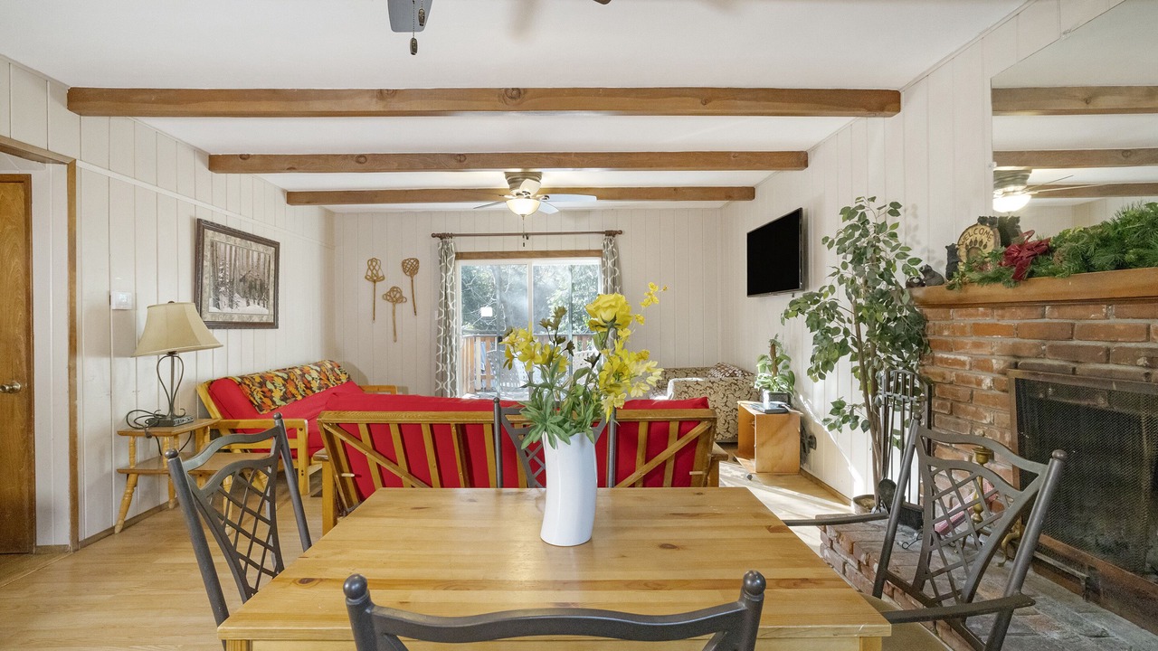 Photo of Livingroom in Crestline