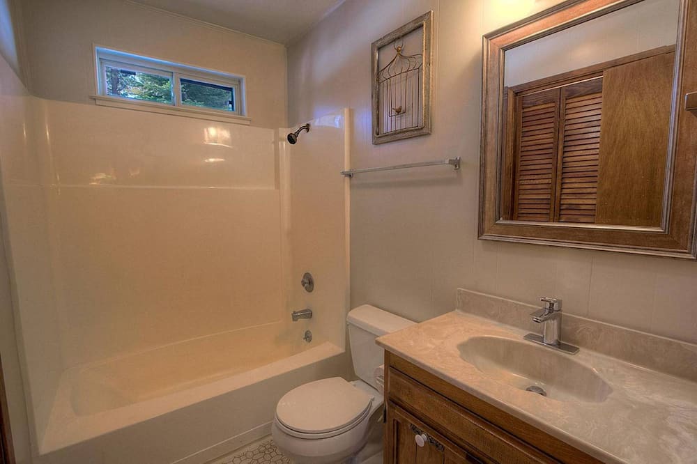 Photo of Bathroom in Country Club Estates