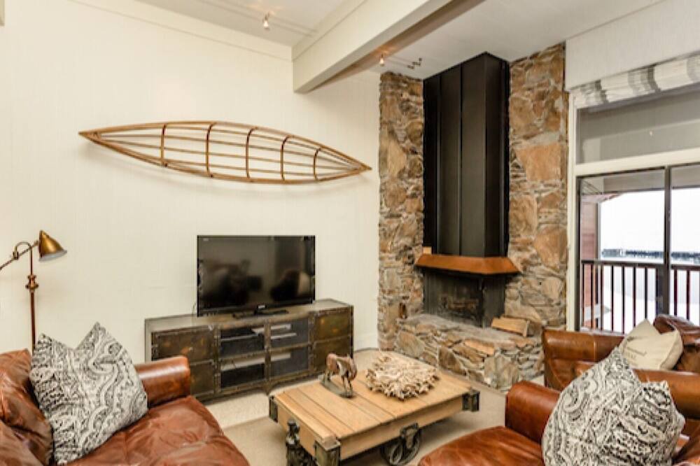 Photo of Livingroom in Tahoe Tavern